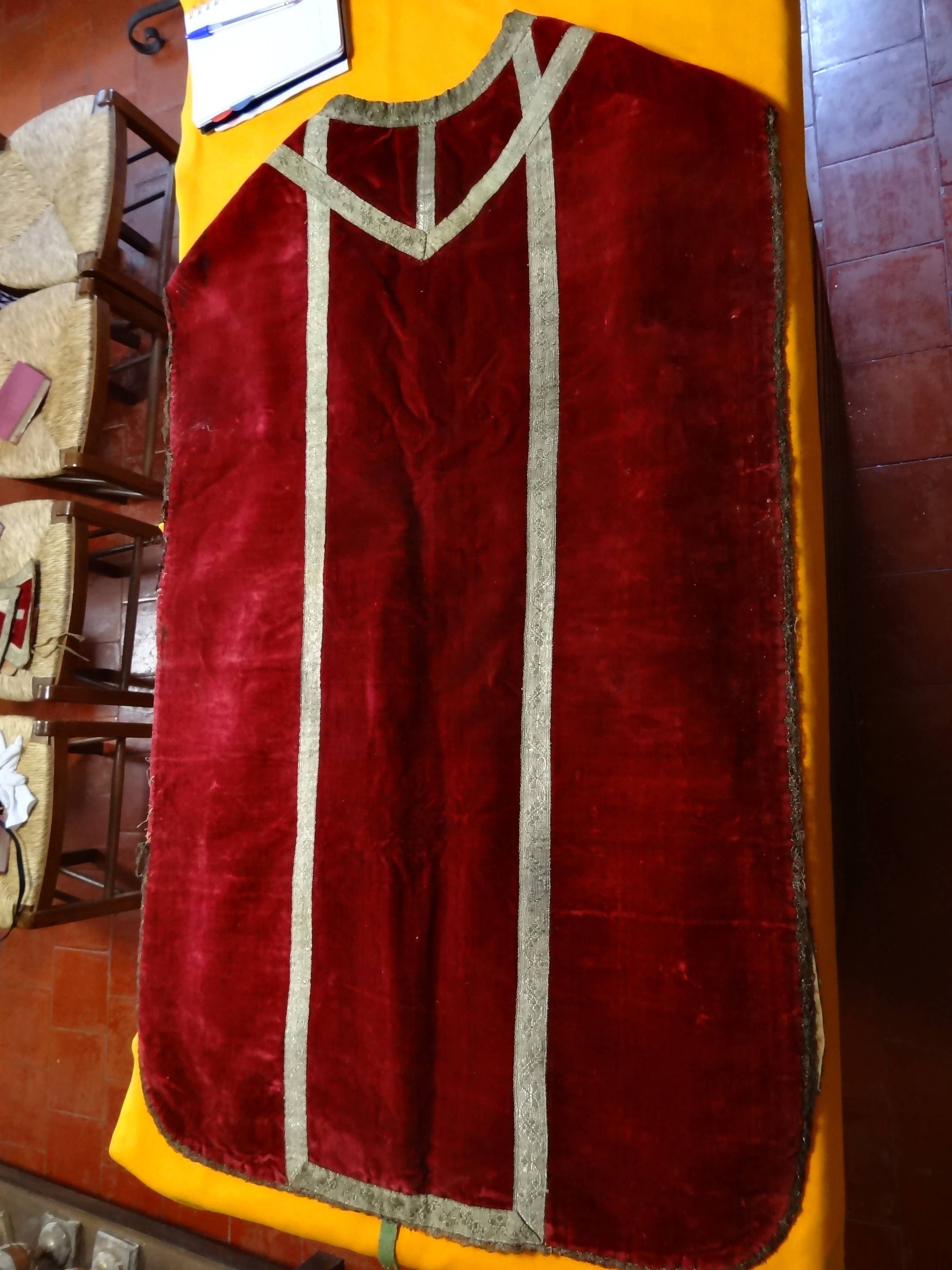 Chasuble soie rouge, vue générale de dos