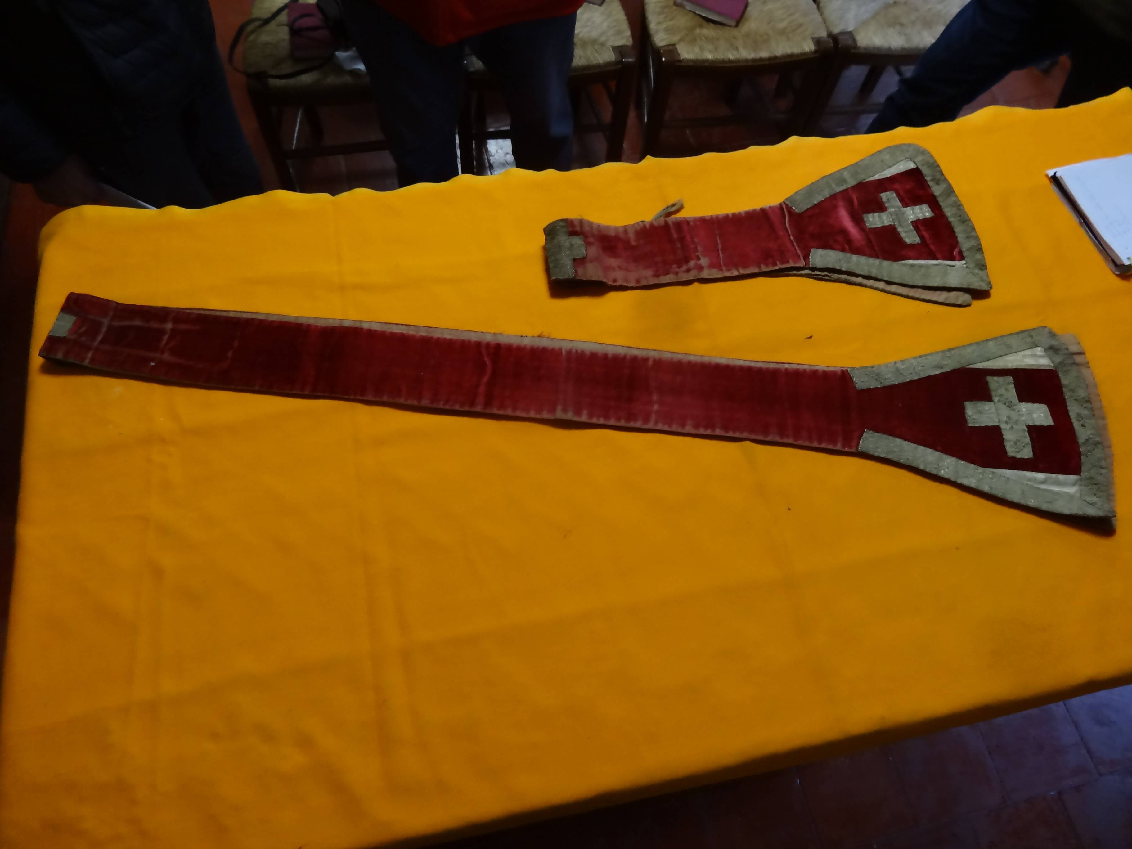 manipules soie rouge - © Ministère de la Culture (France), Direction Régionale des Affaires Culturelles de Provence-Alpes-Côte d'Azur – Tous droits réservés