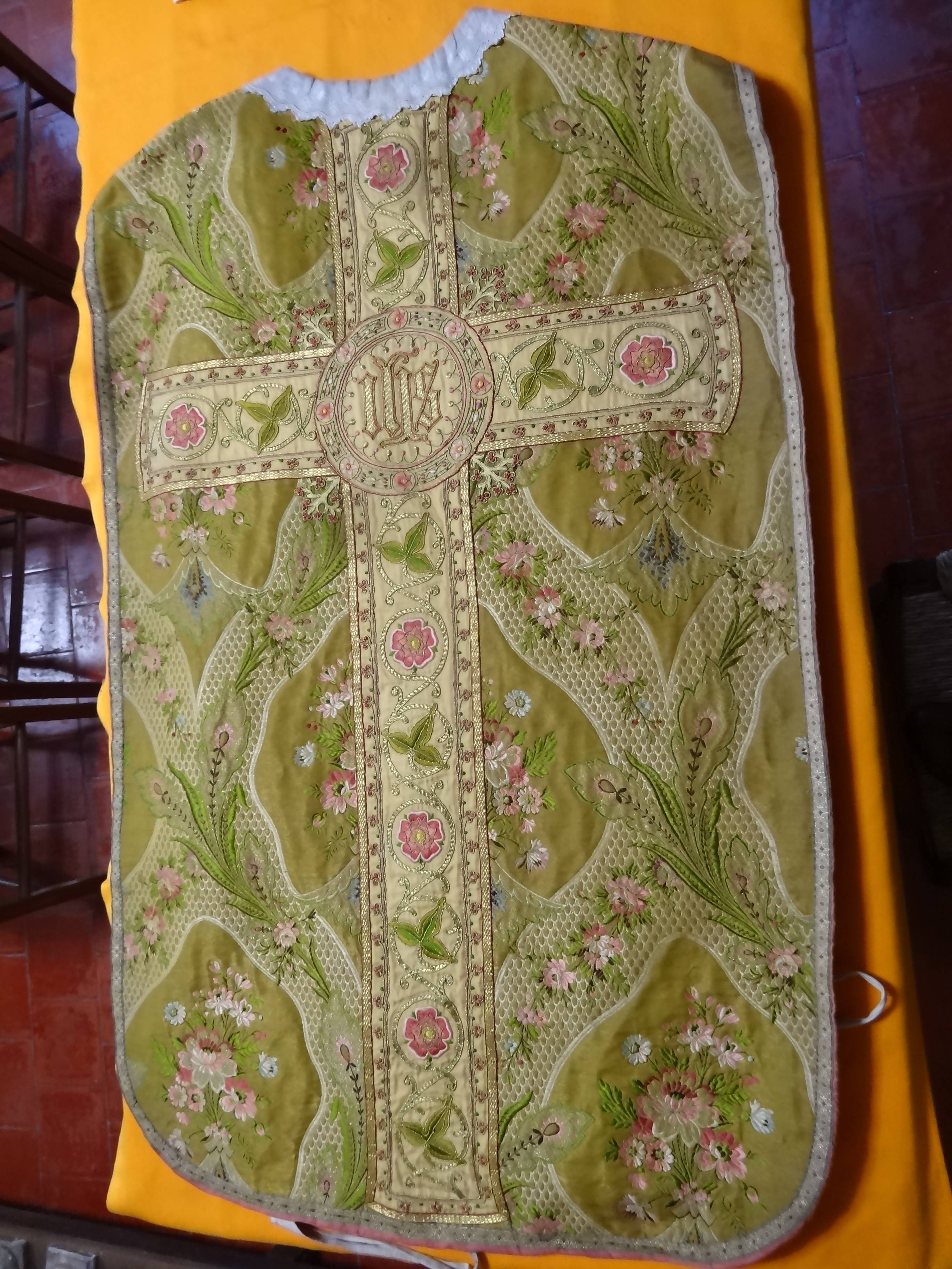 chasuble drap d'or, vue générale de dos - © Ministère de la Culture (France), Direction Régionale des Affaires Culturelles de Provence-Alpes-Côte d'Azur – Tous droits réservés