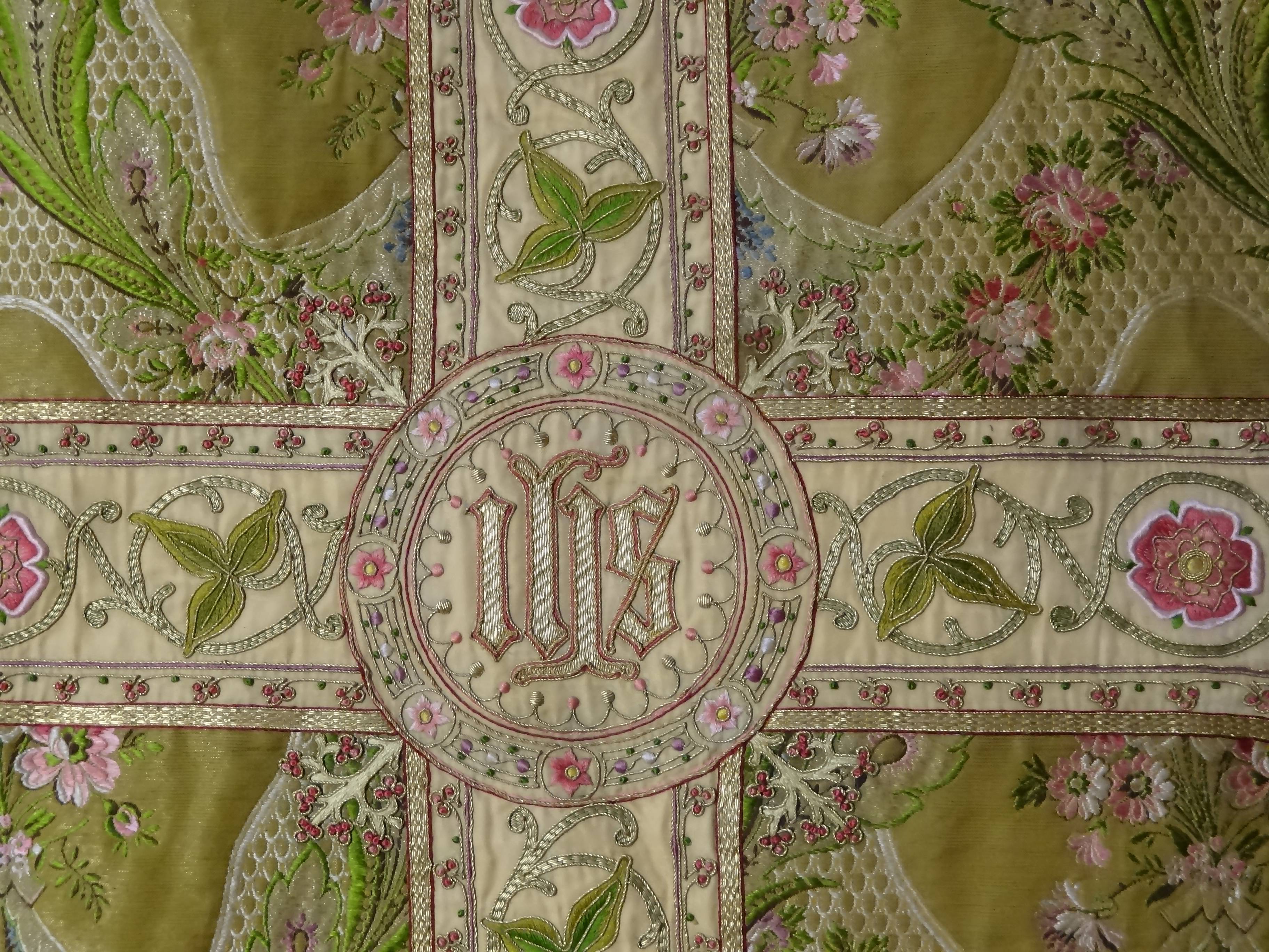 chasuble drap d'or, détail du décor du revers (monogramme) - © Ministère de la Culture (France), Direction Régionale des Affaires Culturelles de Provence-Alpes-Côte d'Azur, tous droits réservés