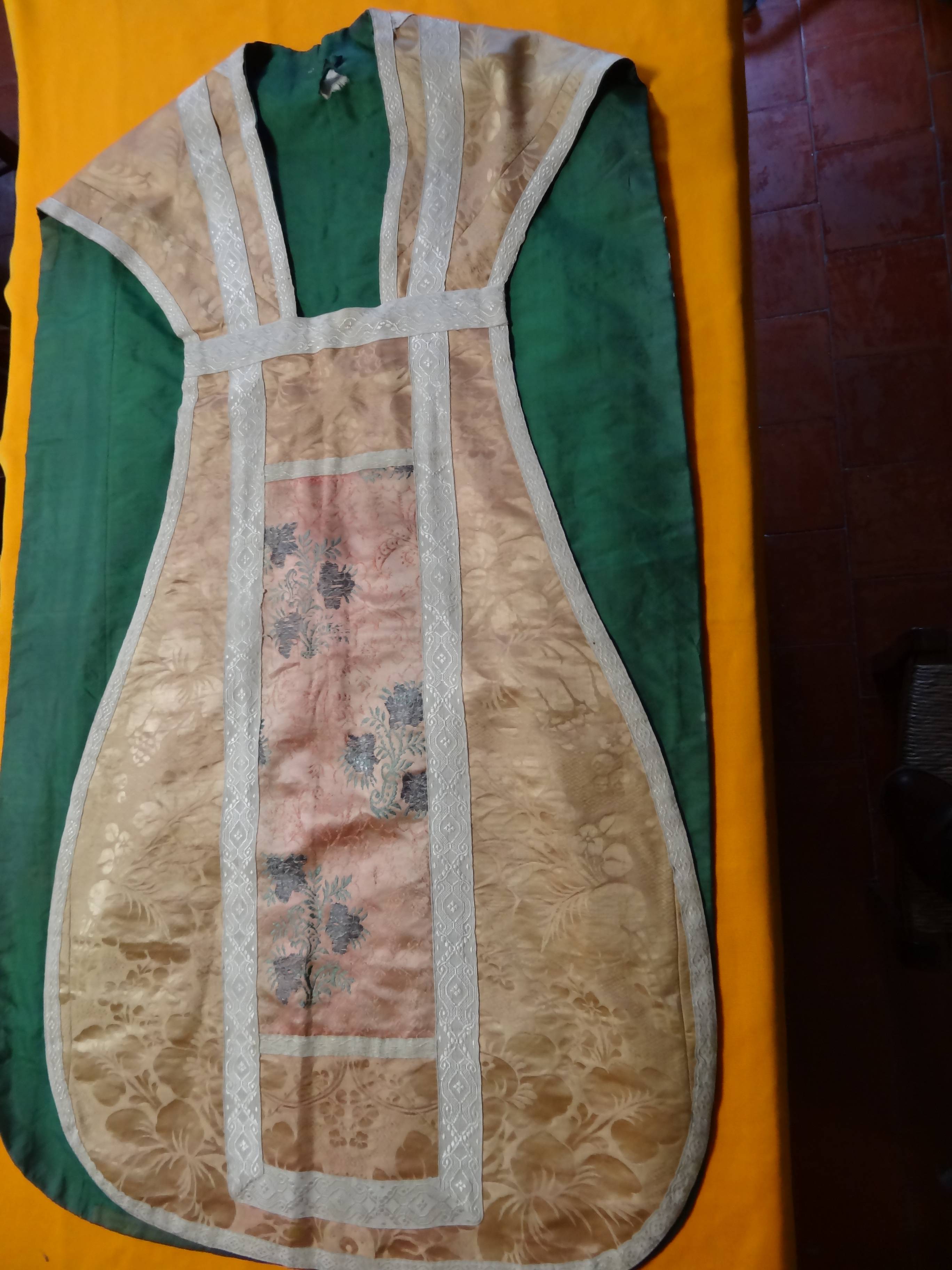 chasuble rose, vue générale de face - © Ministère de la Culture (France), Direction Régionale des Affaires Culturelles de Provence-Alpes-Côte d'Azur, tous droits réservés