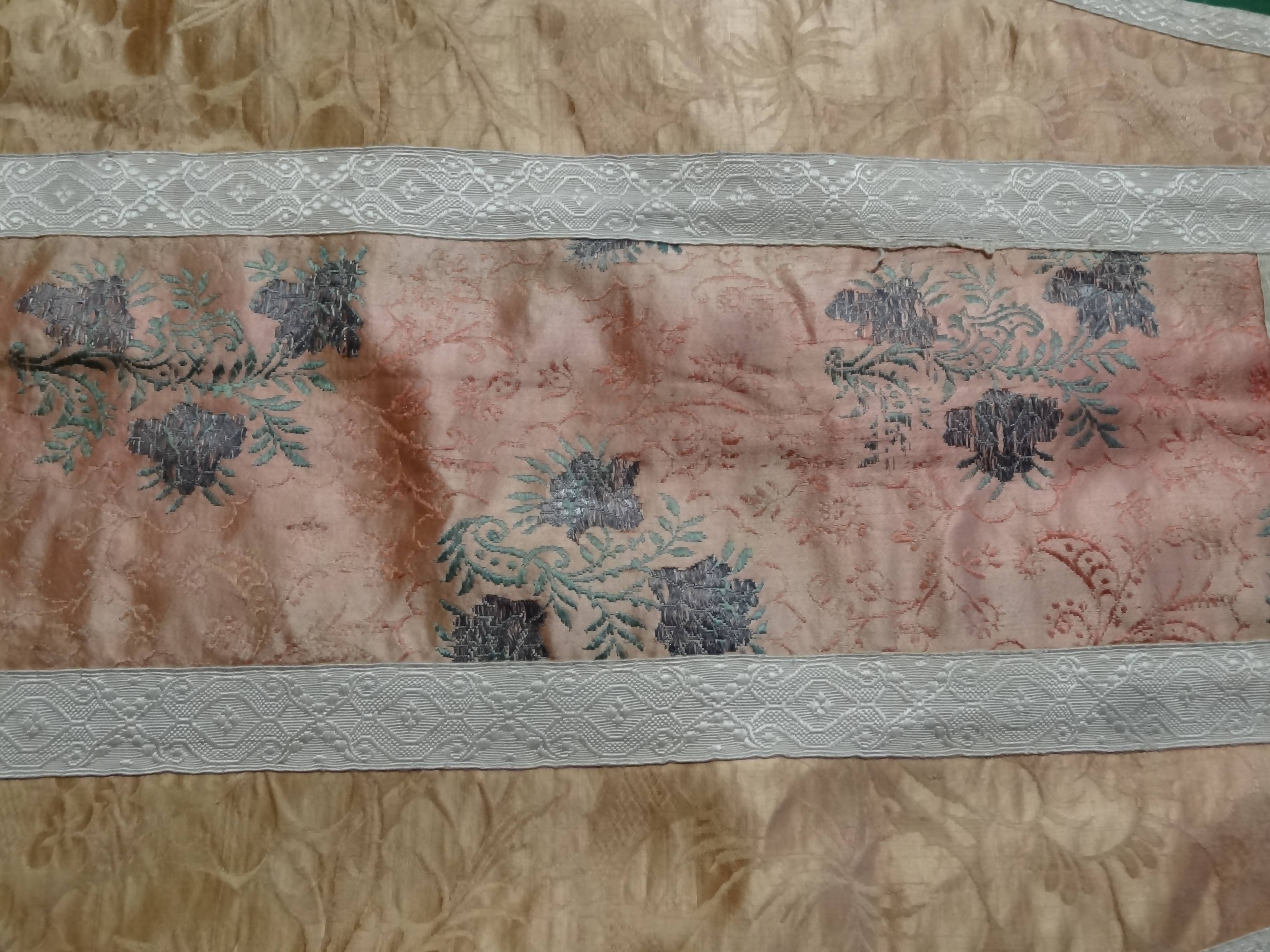 chasuble rose, face, détail du décor - © Ministère de la Culture (France), Direction Régionale des Affaires Culturelles de Provence-Alpes-Côte d'Azur, tous droits réservés