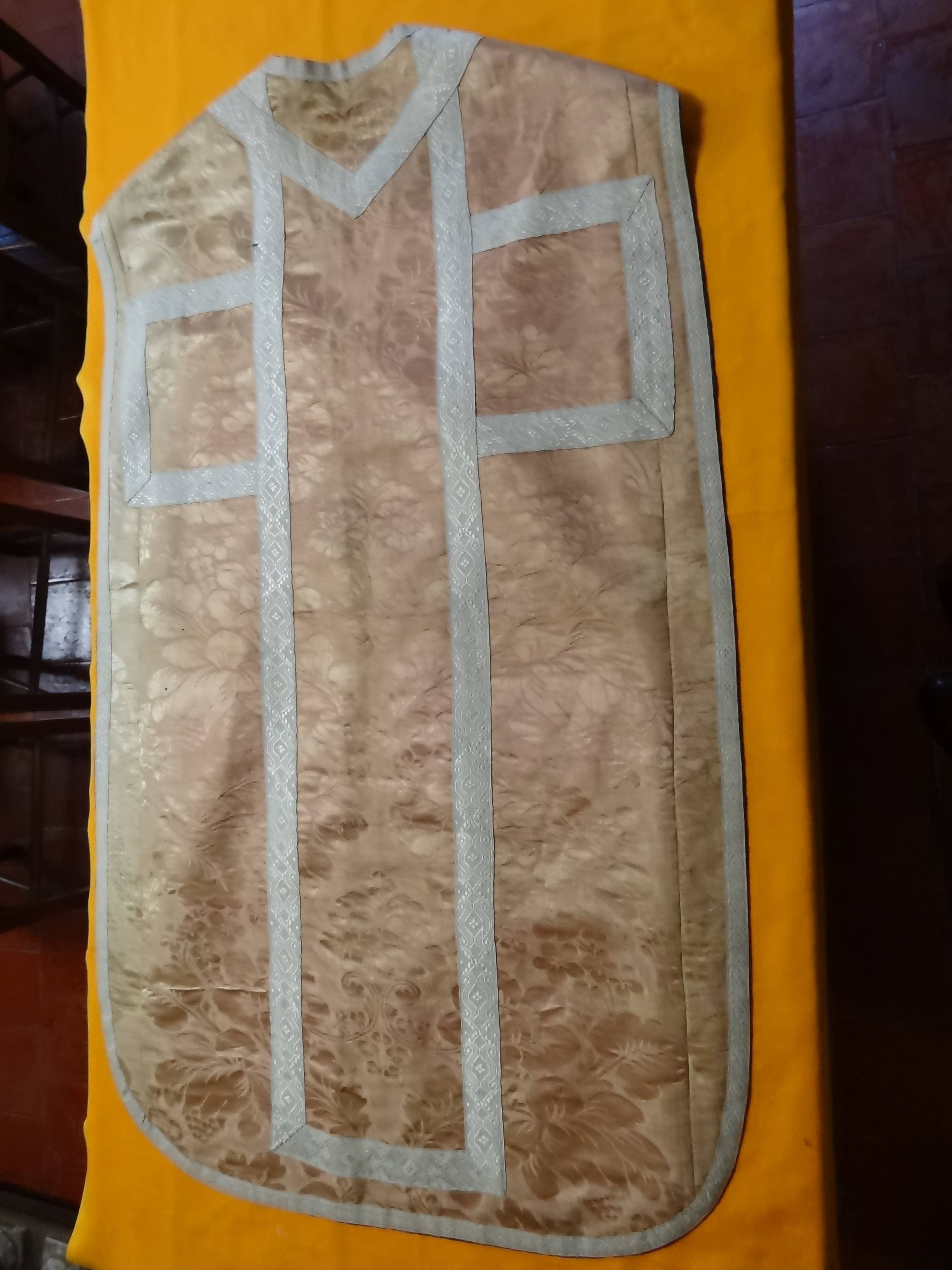 chasuble rose, vue générale de dos - © Ministère de la Culture (France), Direction Régionale des Affaires Culturelles de Provence-Alpes-Côte d'Azur, tous droits réservés