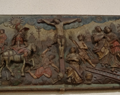 panneau en haut relief : Crucifixion - © Ministère de la Culture (France), Direction Régionale des Affaires Culturelles de Provence-Alpes-Côte d'Azur – Tous droits réservés