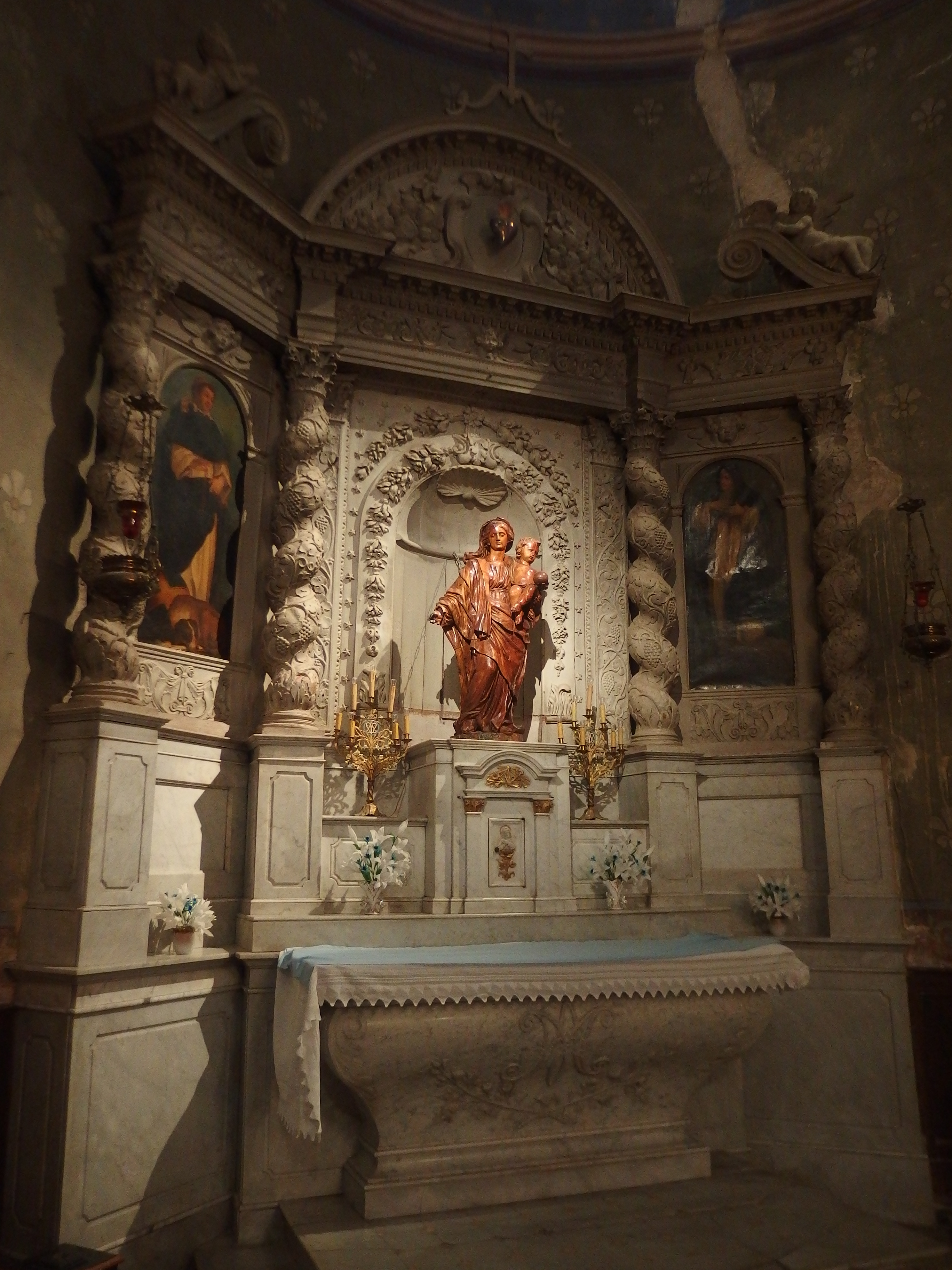 Retable et statue de Notre-Dame du Rosaire