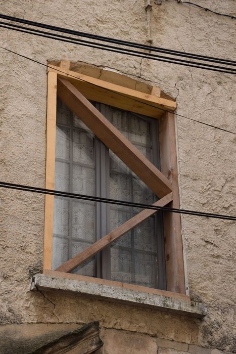 façade sur rue, détail de la fenêtre située au-dessus du portail d’accès