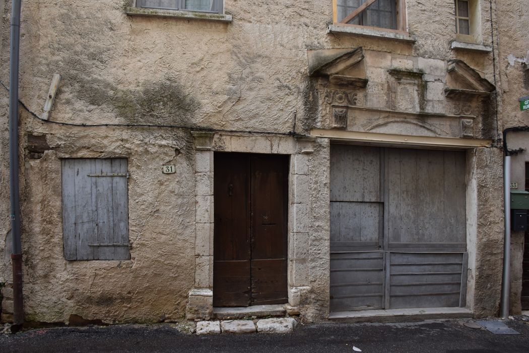 façade sur rue, porte et portail d’accès