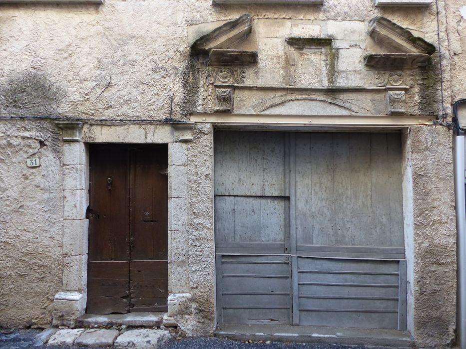 façade sur rue, porte et portail d’accès