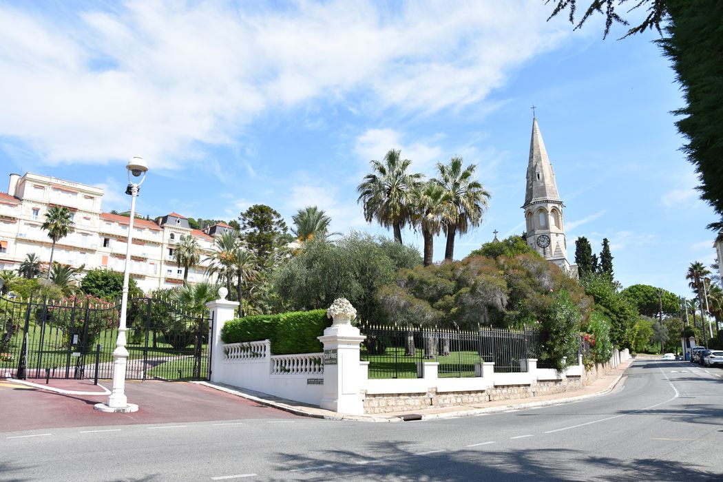 vue partielle de l’église dans son environnement depuis l’Ouest