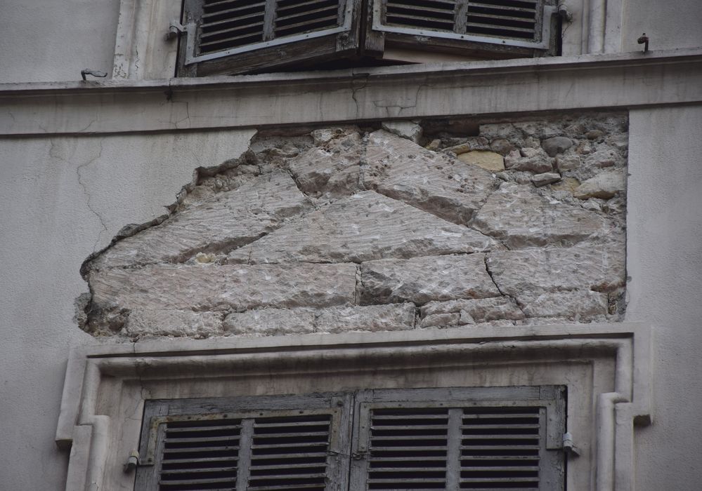 façade rue d’Aix, détail des maçonneries au 2e étage