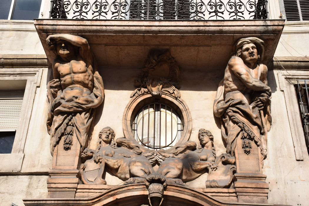 façade sur la rue Nationale, détail des sculpture surmontant le portail d’accès