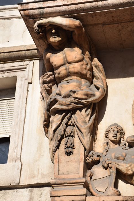 façade sur la rue Nationale, détail des sculpture surmontant le portail d’accès