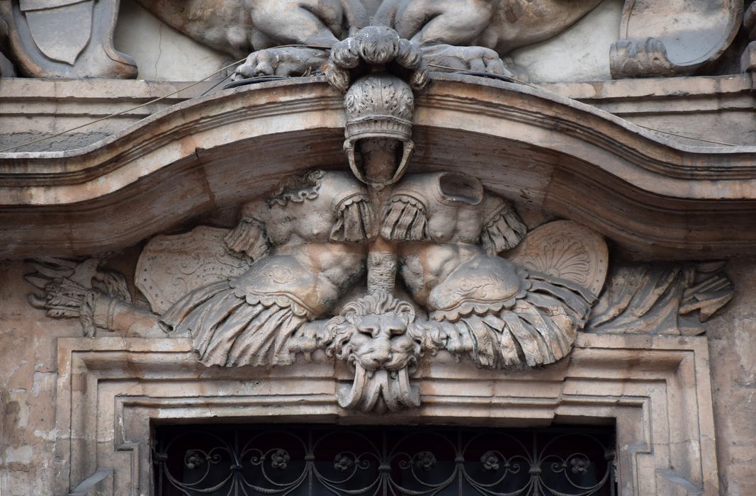 façade sur la rue Nationale, détail des sculpture surmontant le portail d’accès