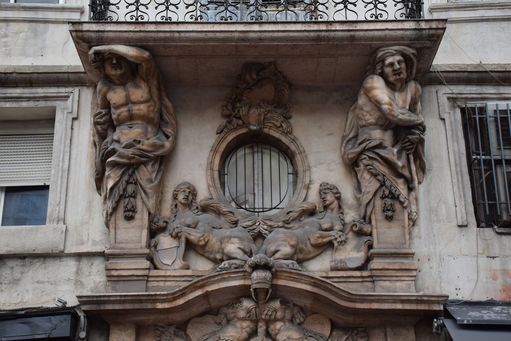 façade sur la rue Nationale, détail des sculpture surmontant le portail d’accès