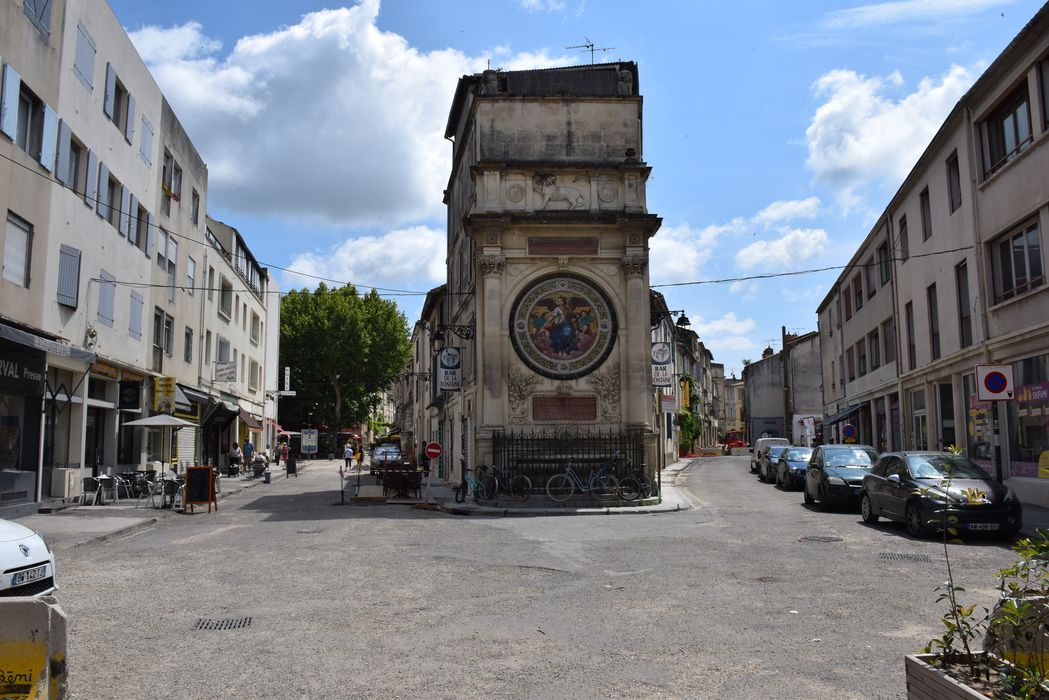 vue générale de la fontaine dans son environnement