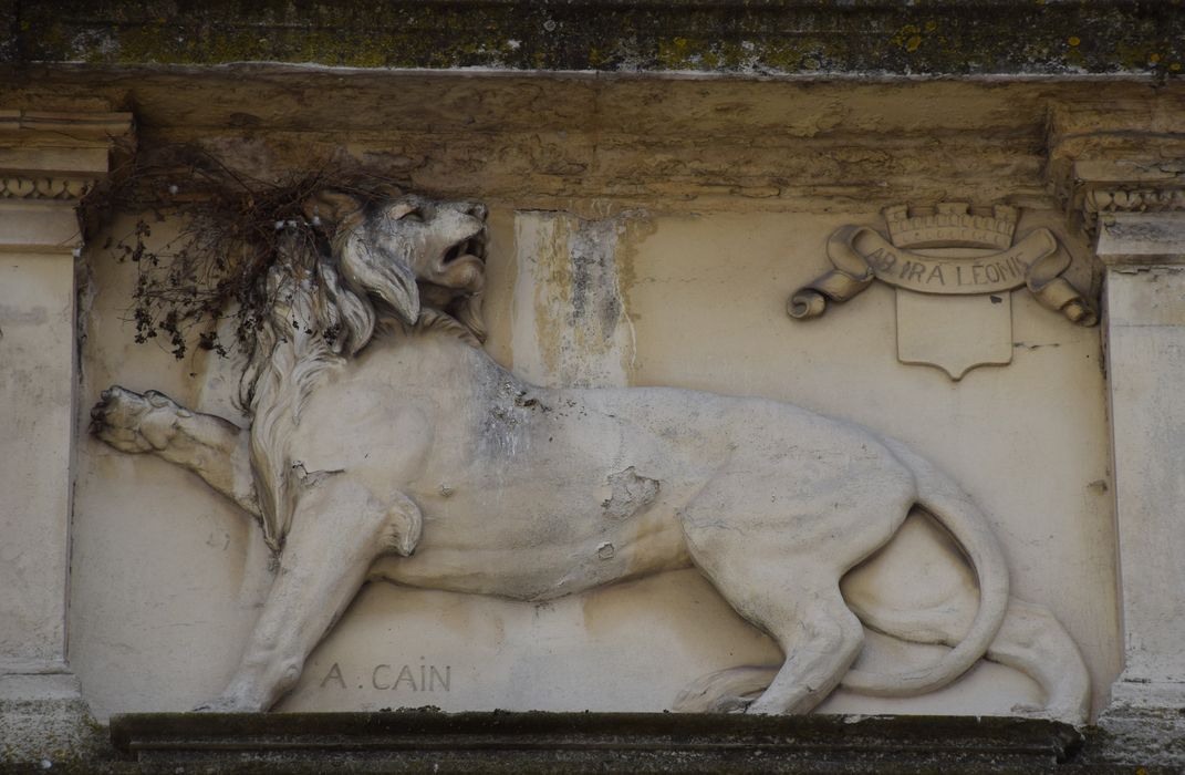 détail du haut-relief surmontant la fontaine