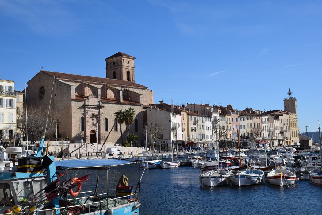 vue générale de l’église dans son environnement depuis le Sud-Ouest