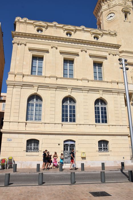 façade sur le quai Ganteaume
