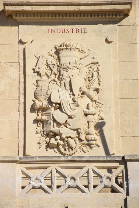 tour d’angle, bas-relief : Industrie (l’)