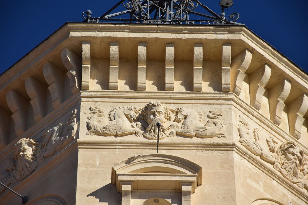 tour d’angle, détail de la corniche