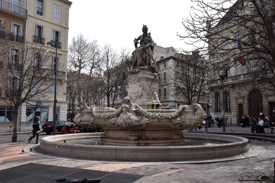 vue générale de la fontaine dans son environnement