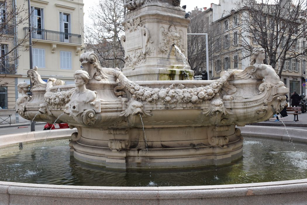 vue partielle de la fontaine