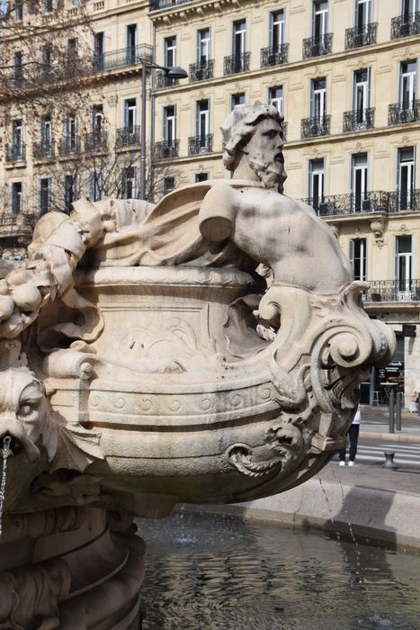 détail d’une vasque symbolisant le Rhône