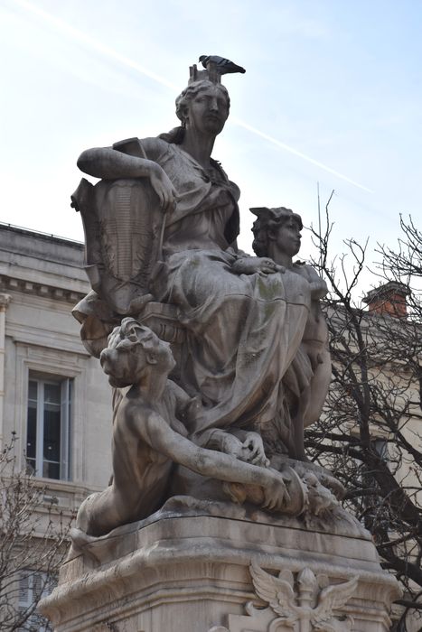 groupe sculpté sommital symbolisant « Marseille, le génie du Commerce et la Méditerranée »