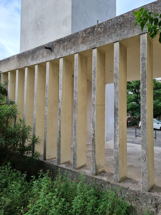 portique formant narthex, vue partielle