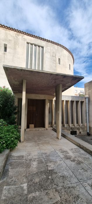 façade latérale sud, portique conduisant au choeur et à la sacristie