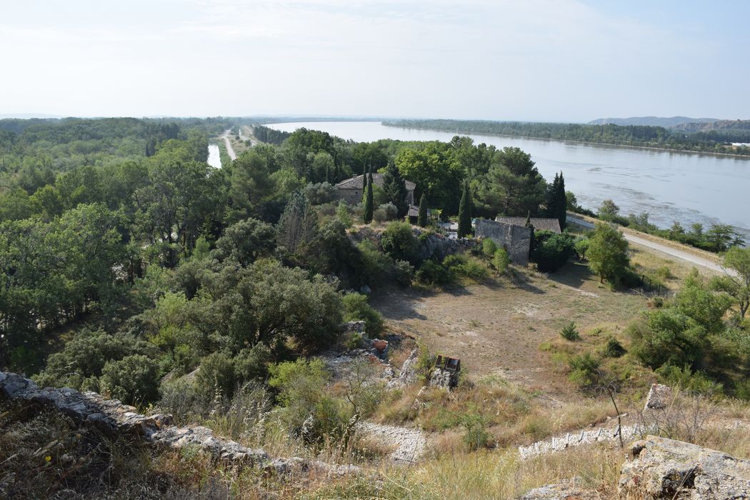 Vue générale de l’environnement depuis les ruines en direction du Sud