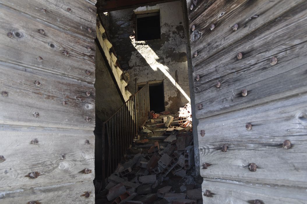 vue partielle du site (escalier, caserne des troupes)