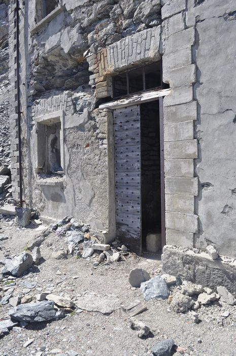 vue partielle du site (caserne des troupes, porte d’accès)