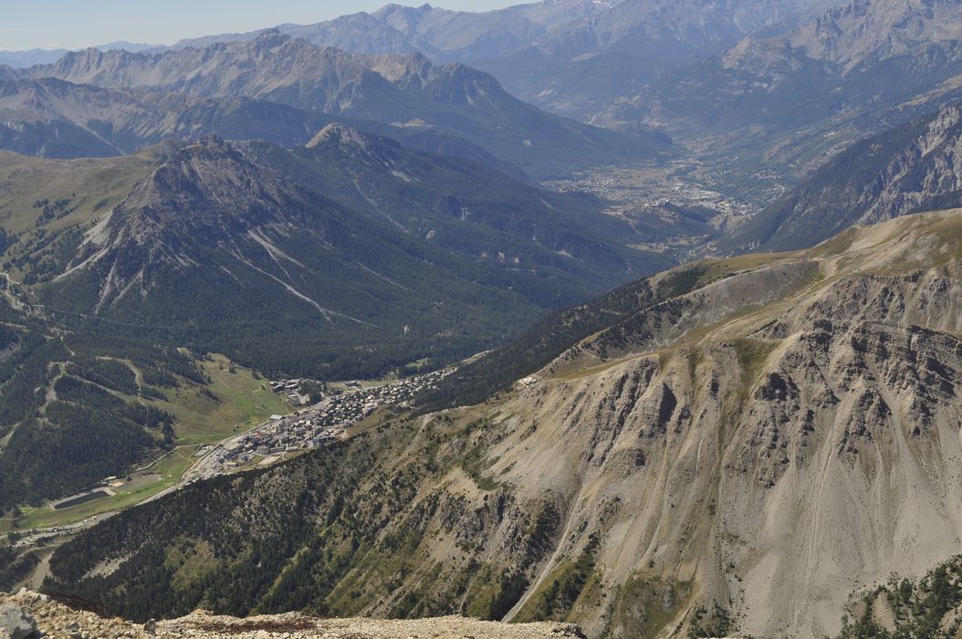 vue générale du paysage environnant avec dans la vallée la commune de Montgenèvre