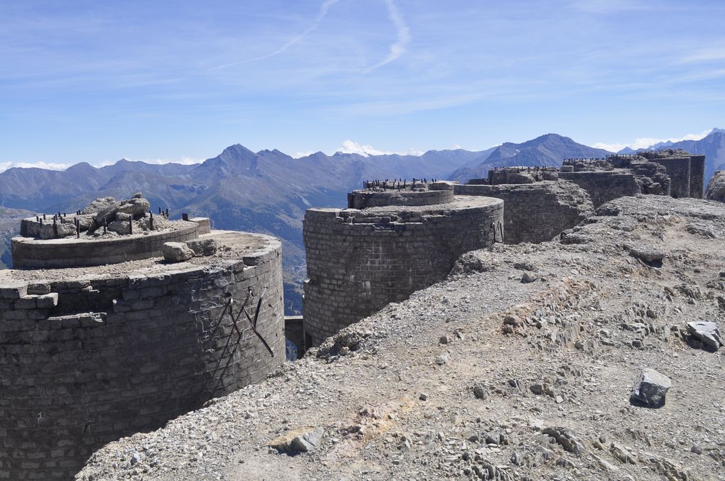 fort, vue partielle des tours