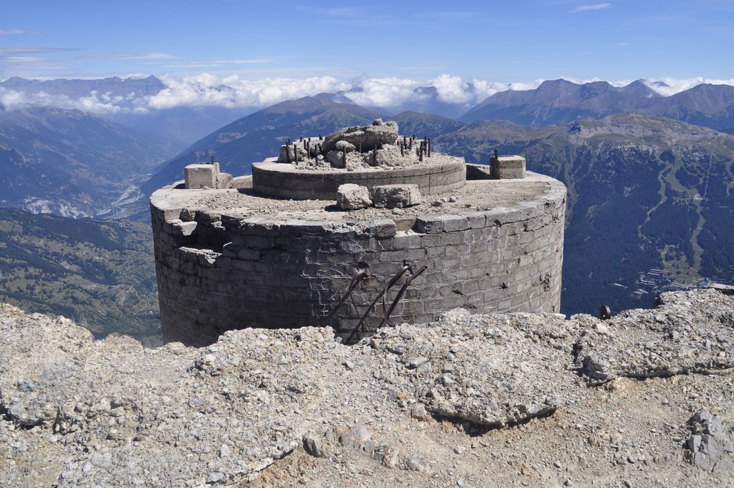 fort, vue partielle d’une tour