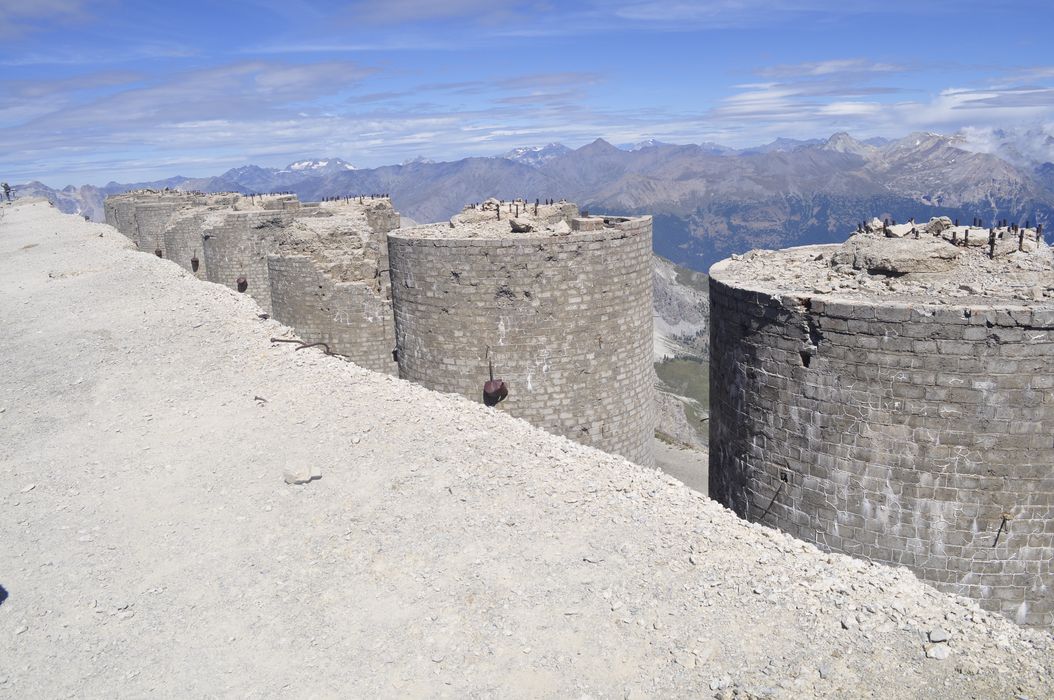 fort, vue partielle des tours