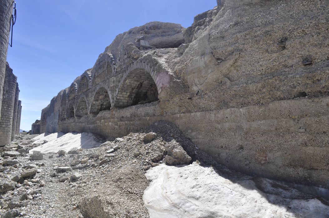 fort, vue générale du toit avec rempart et arcs de soutien pour éviter les éboulements