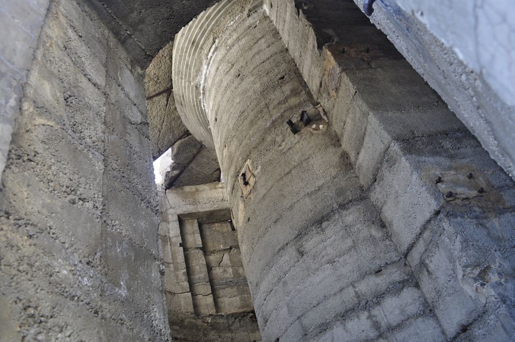 fort, entrée d’une tour, vue du pilier supportant la coupole