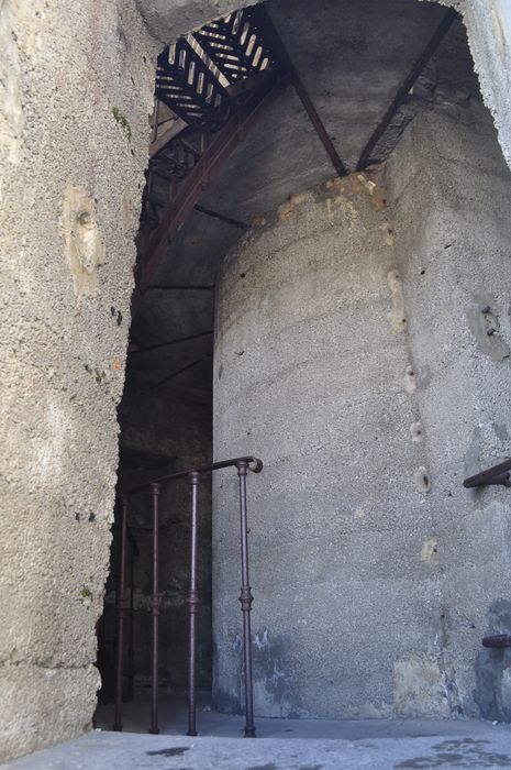 fort, entrée d’une tour, vue du pilier supportant la coupole