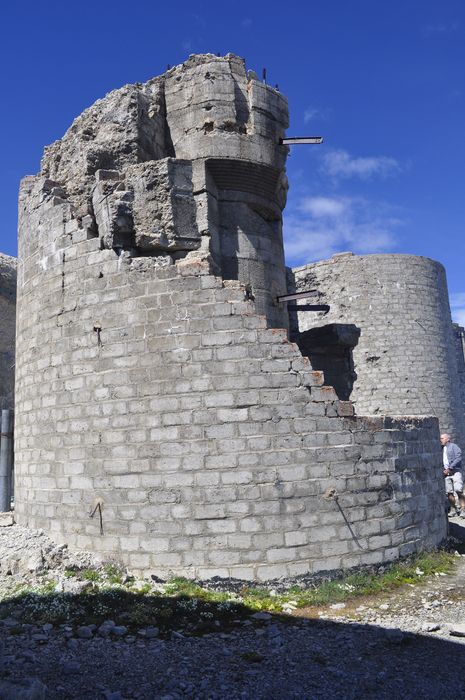 fort, vue partielle d’une tour