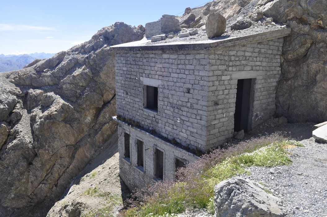 vue partielle du site (lavoir et les latrines, bâtiment abritant le transformateur)