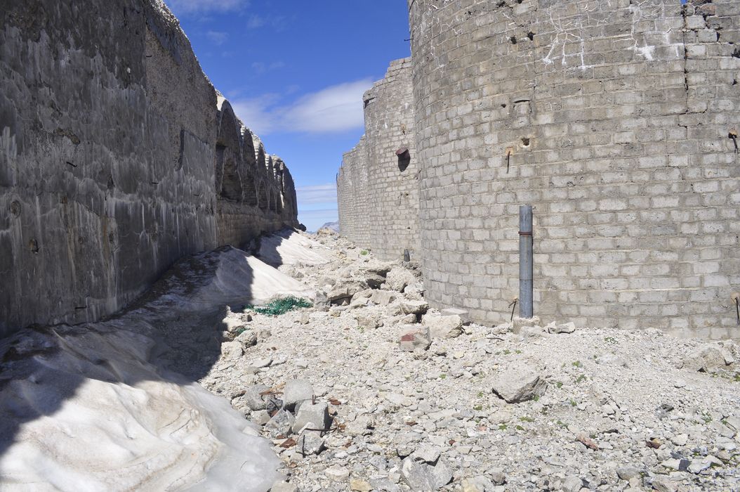 fort, vue générale du toit avec rempart et arcs de soutien pour éviter les éboulements
