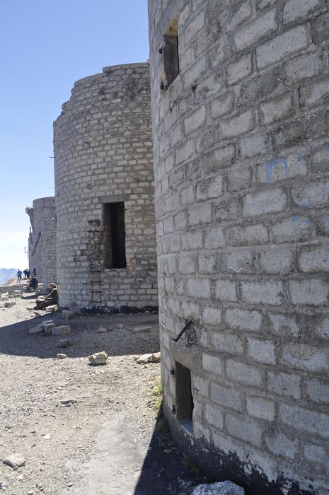 fort, vue partielle des tours