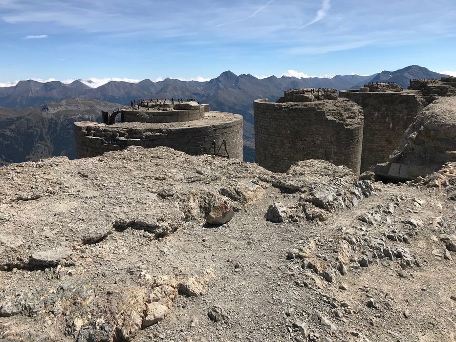 fort, vue partielle des tours