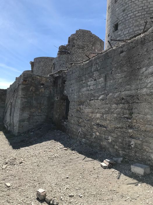 fort, vue partielle des tours