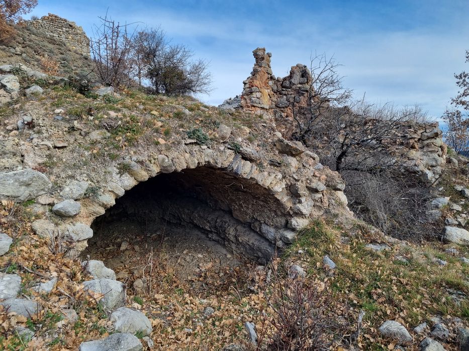 vue partielle des vestiges (maison et voûte effondrée)