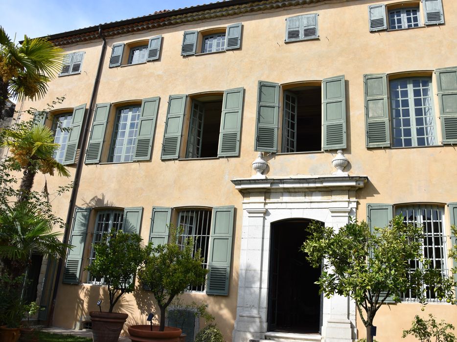 façade sud-est, vue partielle