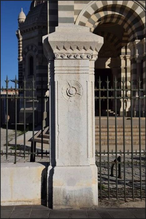 clôture de l’édifice, détail d’un pilier au Sud