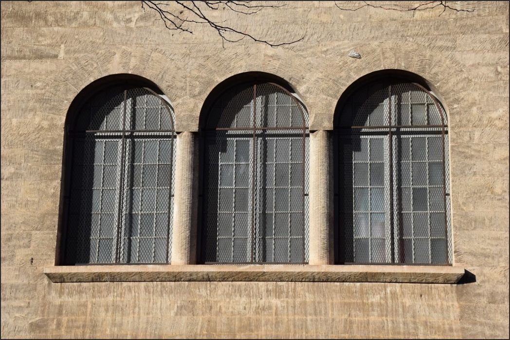 nouvelle sacristie, façade est, détail des baies au 1er niveau